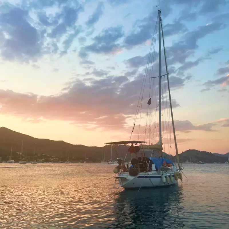 Mum ışığında restoran