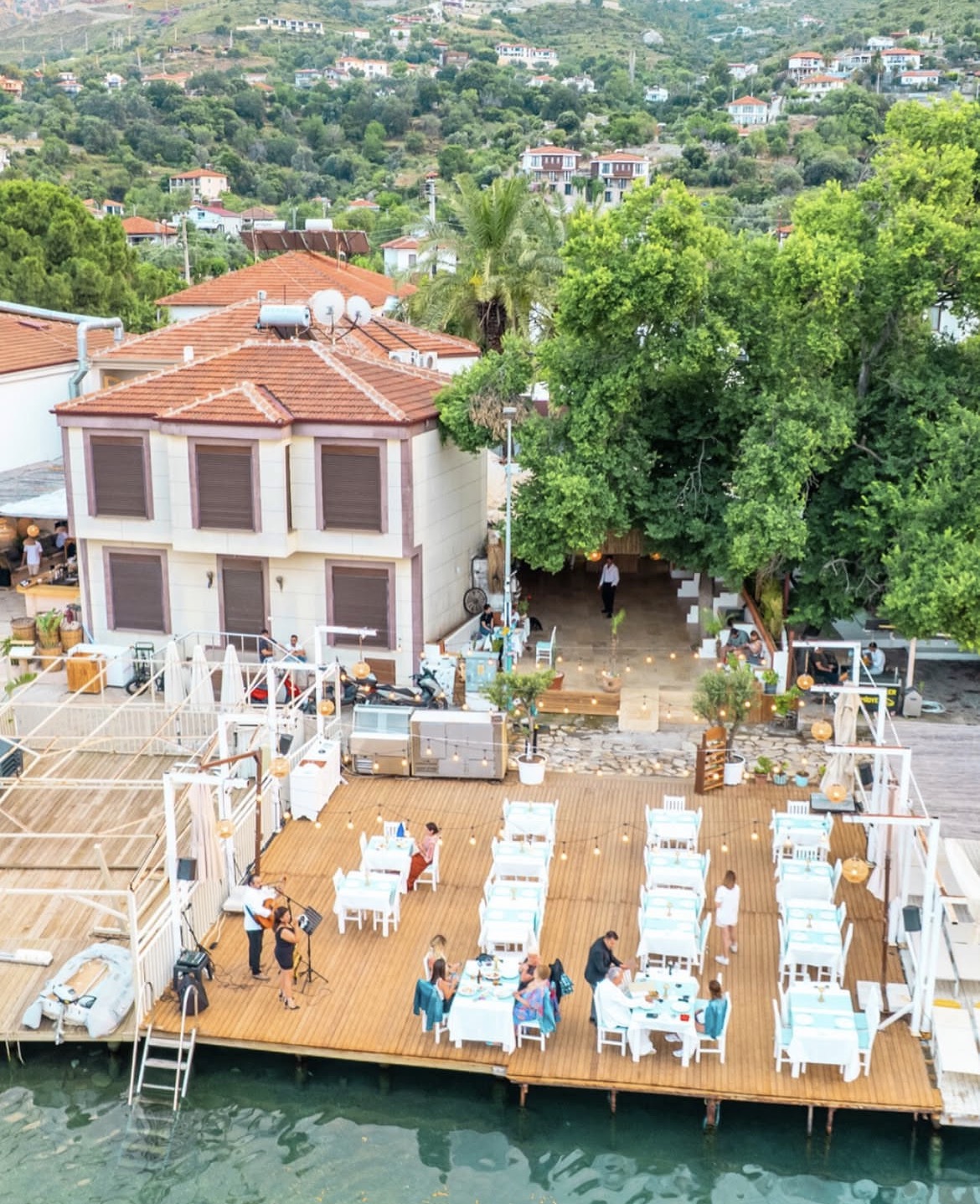 Deniz manzaralı masa düzeni